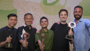 georgius audrey teja berdiri di tengah besama 4 finalis world coffee in good spirit lainnya