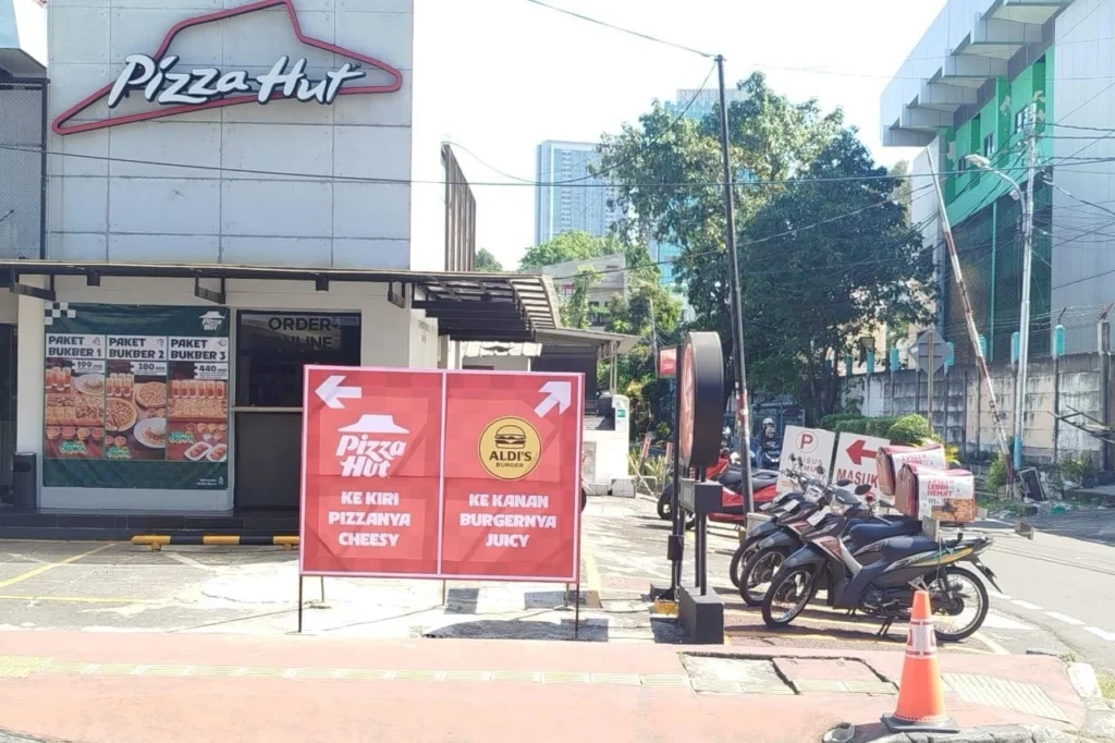 viralnya aldi's burger cempaka putih yang bersebelahan dengan pizza hut