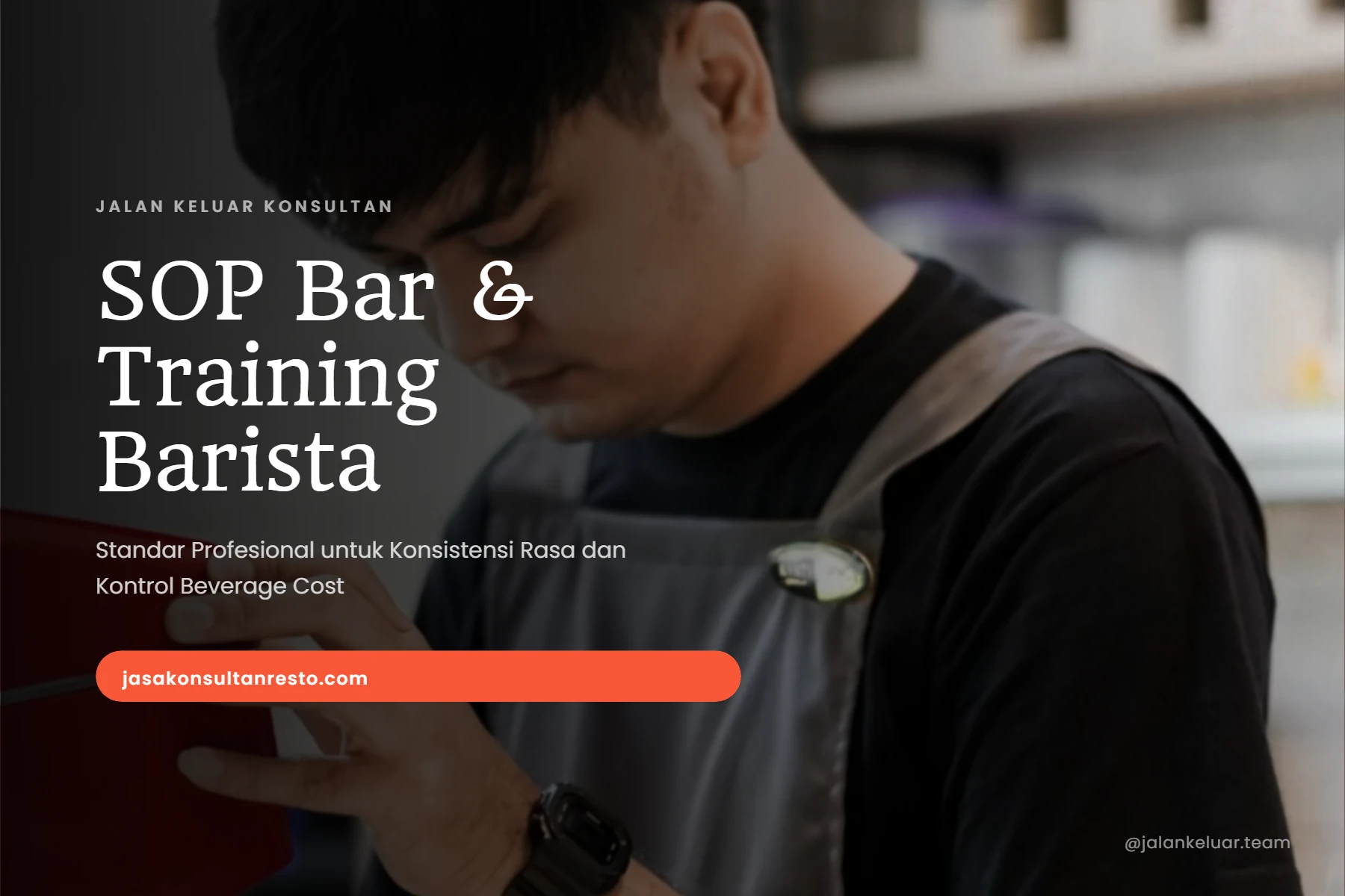 gambar seorang barista mengikuti sop bar dan training barista